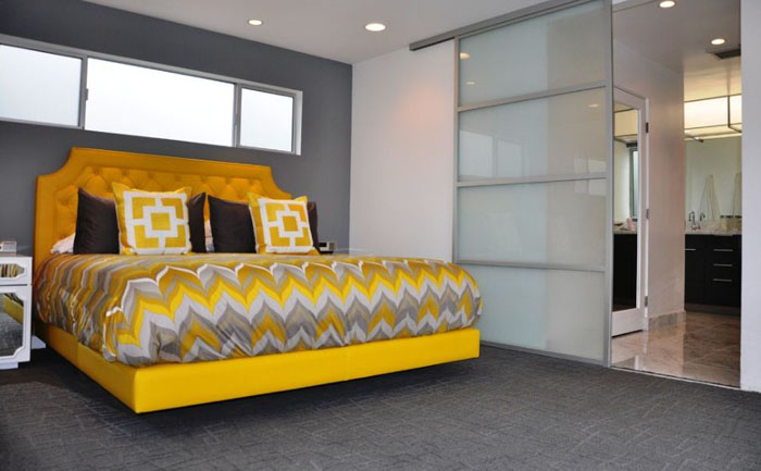 Жёлтая кровать