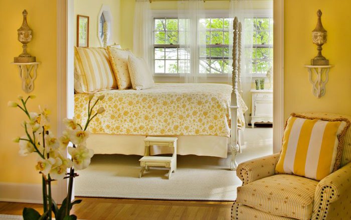 Стильная спальня в жёлтых тонах