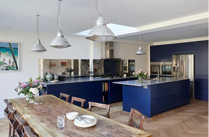Синяя мебель на кухне
