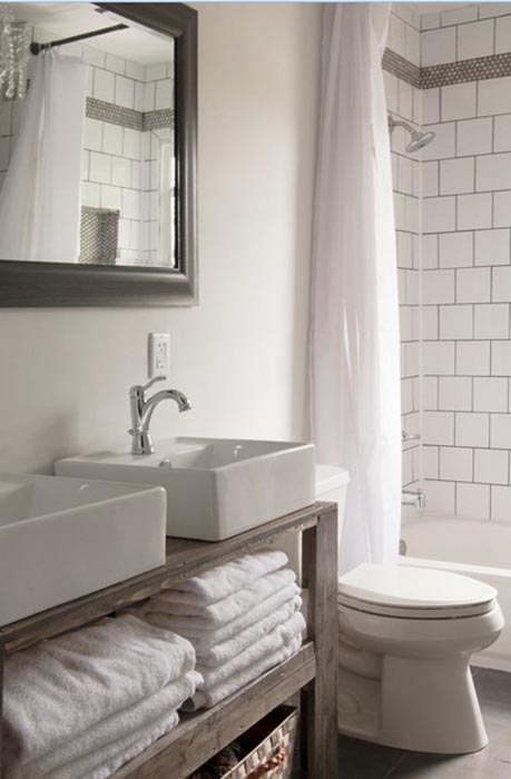 Белый цвет и деревянные детали в ванной комнате 