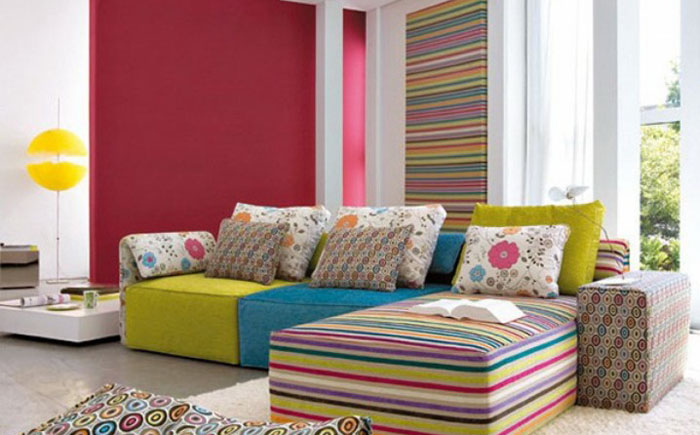 Яркий полосатый диван в гостиной