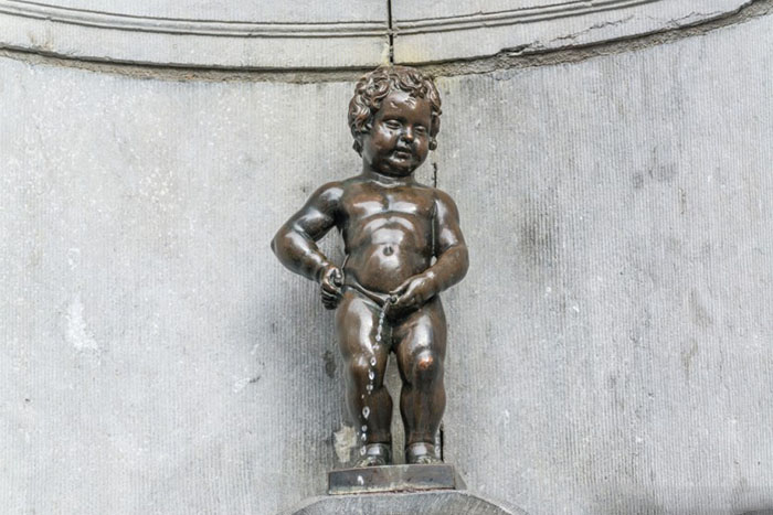 Статуя писающего мальчика