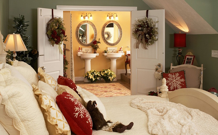 Новогодняя спальня от  Lori Currier Interiors