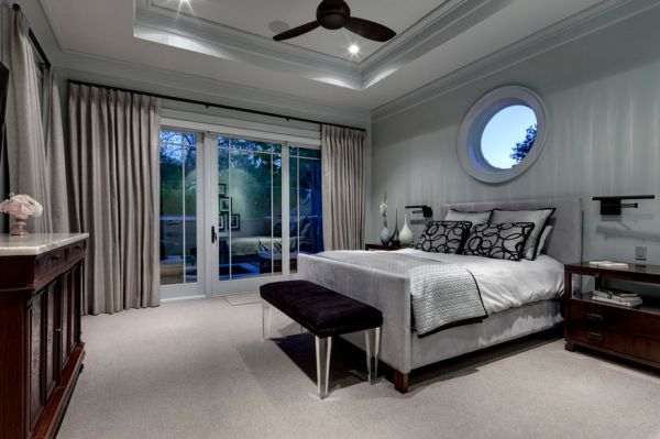 Серебристо-серый в интерьере спальни от Domiteaux + Baggett Architects
