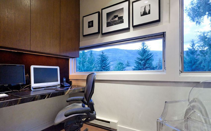 Домашний офис с видом на лес