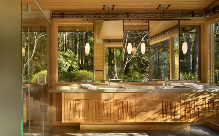 Кухня с видом на лес
