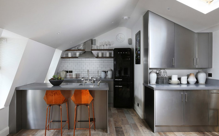 Чёрный холодильник в интерьере современной кухни