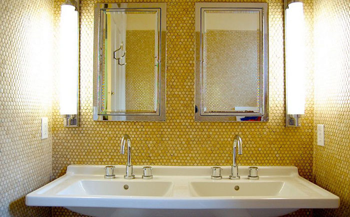 Жёлтая мозаичная плитка в интерьере ванной