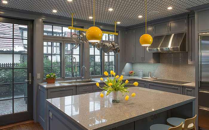 Серая кухня с жёлтыми светильниками от Essential Design + Build