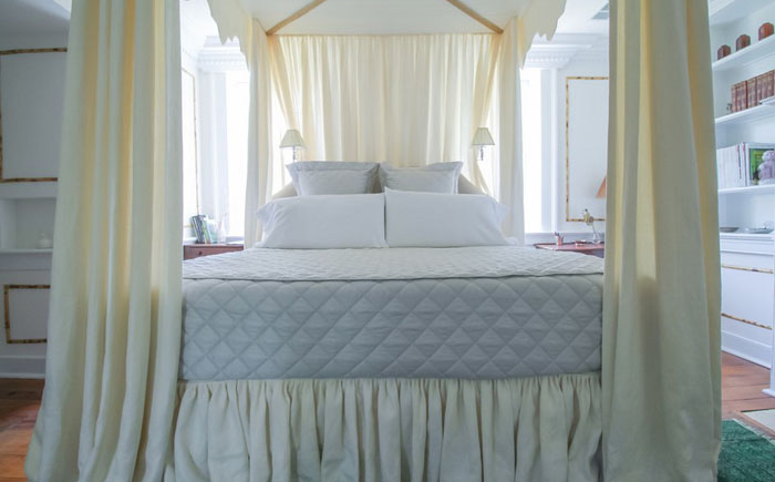 Большая кровать с балдахином
