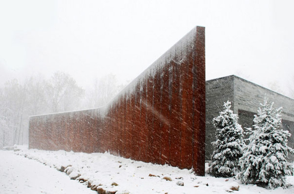 Стена защищает от ветра и снега