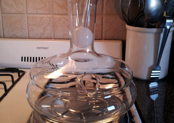 Искусство заваривания чая: красота кипящей воды в стеклянном чайнике Chemex