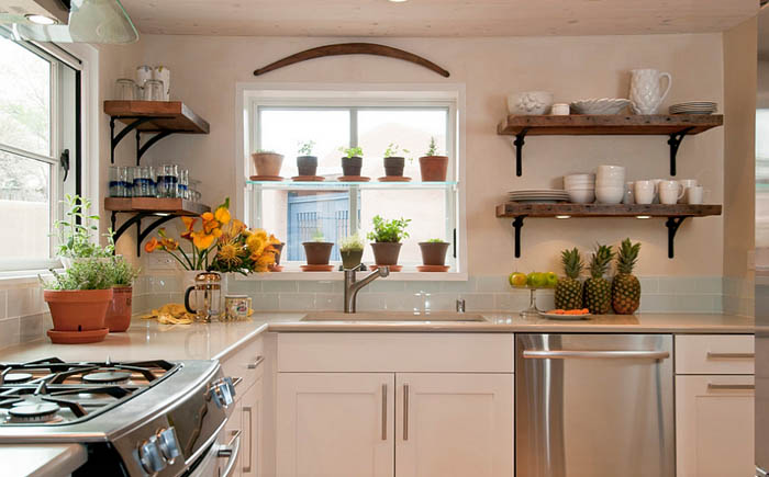 Навесные полки на кухне от Jennifer Ashton Interiors