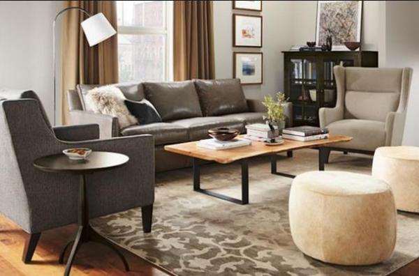 С кожаным диваном гармонично смотрится обычная мягкая мебель