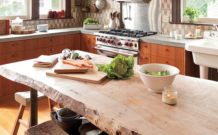 Кухонный стол для кухни в рустикальном стиле