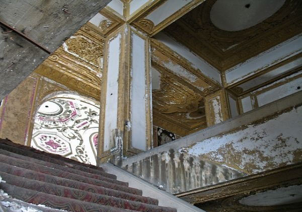 Когда-то роскошная лестница на балкон теперь ведёт в никуда