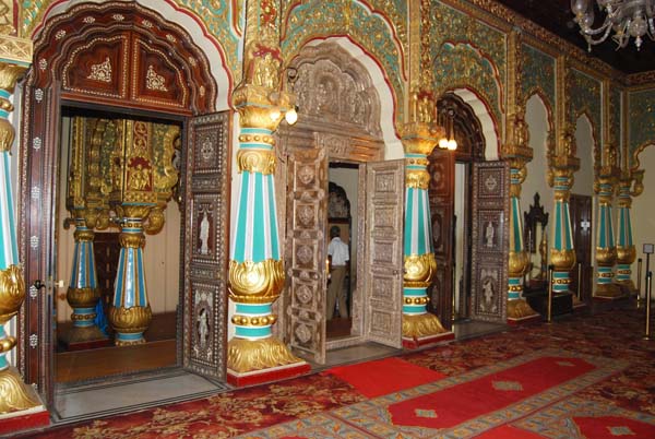Майсурский дворец. Средняя дверь - чистое серебро, правая и левая - дерево, украшенное слоновой костью