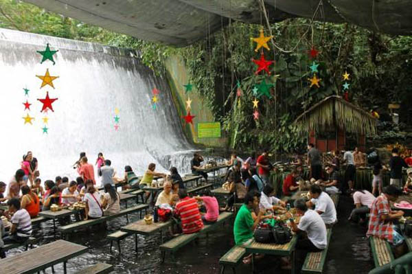 Ресторан-водопад (Филиппины)