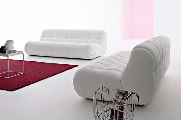 Белый диван смотрится роскошно в минималистском интерьере