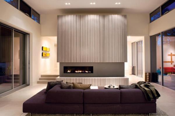 Тёмно-фиолетовый диван в современном интерьере
