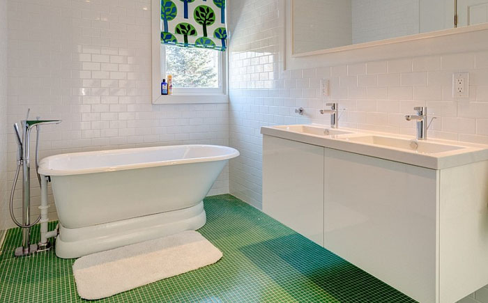 Зелёный плиточный пол в ванной 
