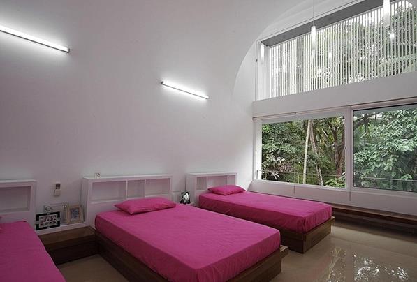 Спальни с розовыми кроватями