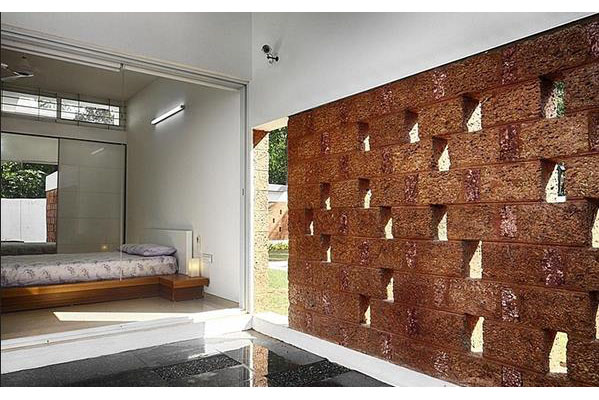 Благодаря стеклянной стене спальни каменная стена превратилась в часть интерьера