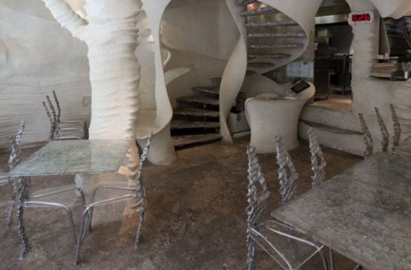Столики и стулья из каменной соли и алюминия