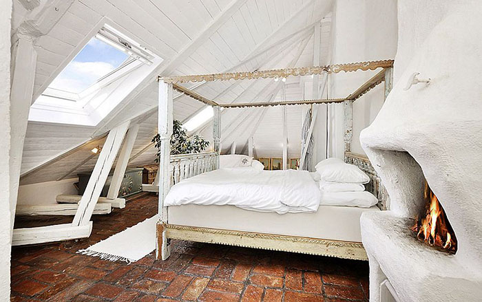Спальня в стиле потёртого шика с оригинальным камином
