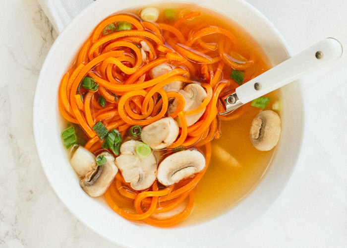 Луковый суп на бульоне с морковкой