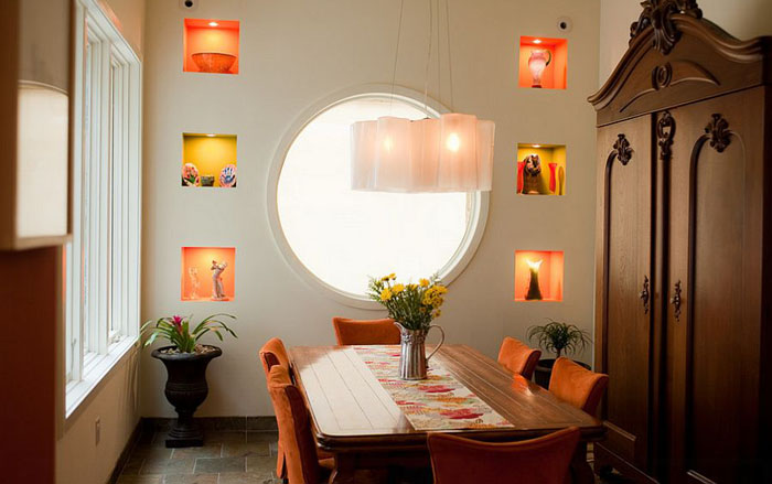 Жёлтый и оранжевый в интерьере столовой от Michele Plachter Design