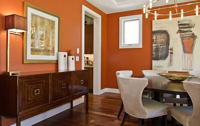 Белая отделка в оранжевом интерьере от Ejay Interiors