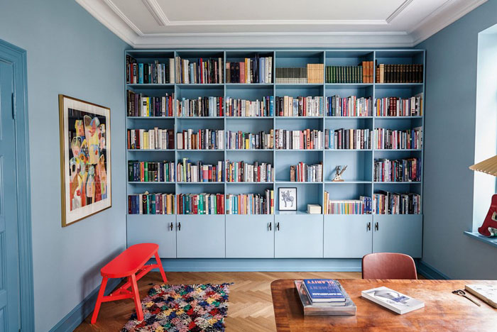  Красочный книжный шкаф из Дании