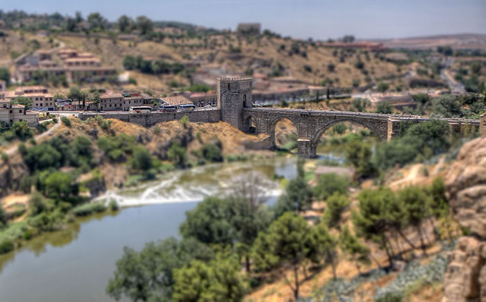 Средневековый мост San Martin через реку Тахо, Толедо. Испания