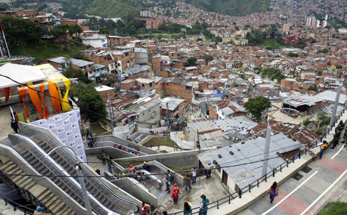 Эскалатор в районе лачуг, Колумбия