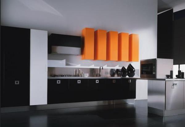 Чёрная кухня с ярким оранжевым акцентом