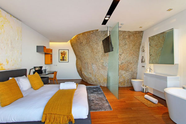 Спальня с каменной стеной