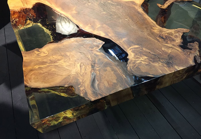 Обеденный стол из дерева каури, металла и смолы