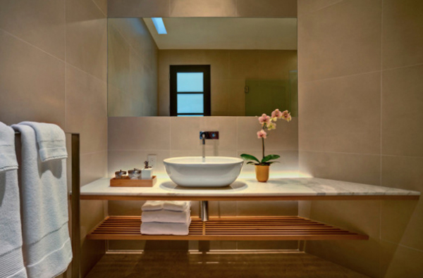 Интерьер ванной от John Sensaur Architects