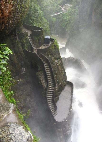Лестница к водопаду Pailon del Diablo, Эквадор