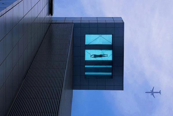 Бассейн в шанхайском отеле - удивительный шанс оказаться в воздухе