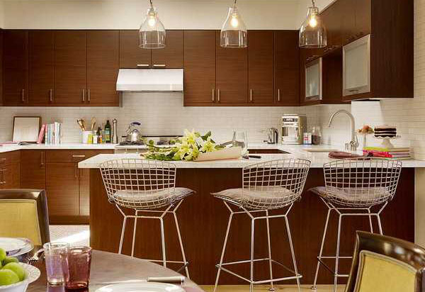 Барные стулья Bertoia в интерьере кухни от Jute Interior Design