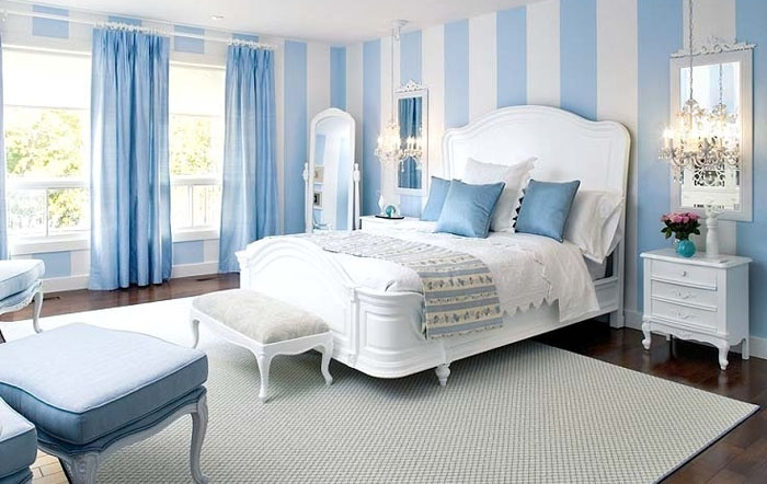 Голубой и белый в интерьере спальни