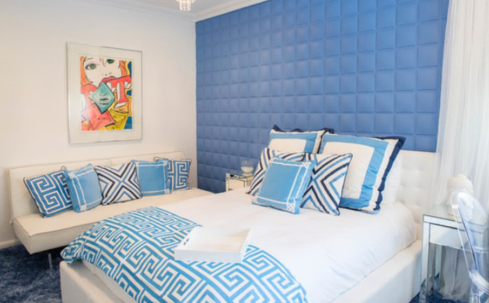 Голубой и белый в интерьере спальни