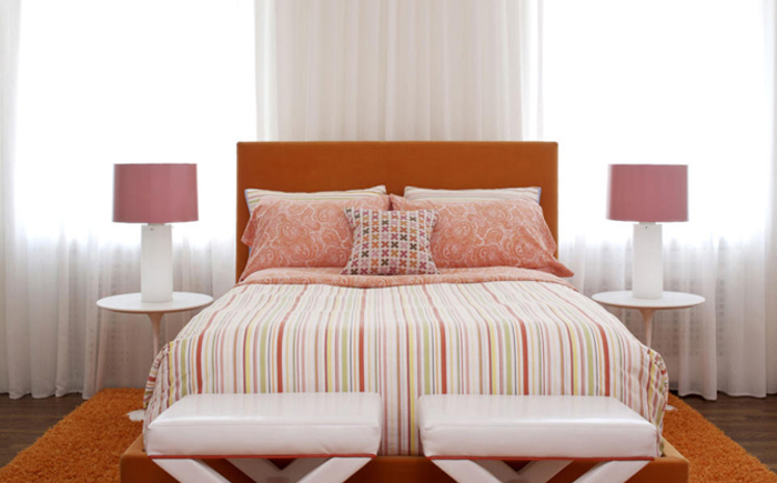 Розовый и оранжевый в интерьере спальни