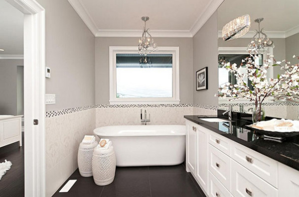 Серые тона в чёрно-белой ванной от Positive Space Staging + Design