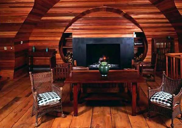 Уютная гостиная в коричневых тонах на чердаке