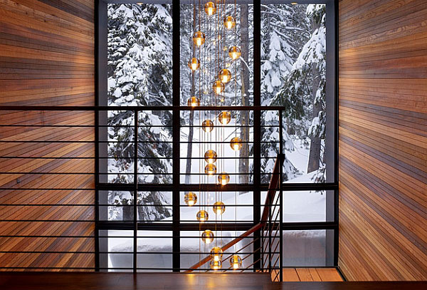 Каскадный светильник на лестнице от John Maniscalco Architecture