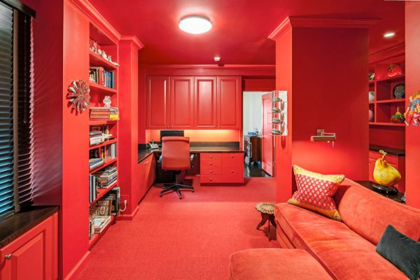 Интерьер комнаты с красным потолком