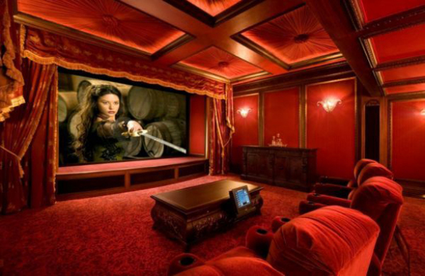 Красный зал в кинотеатре
